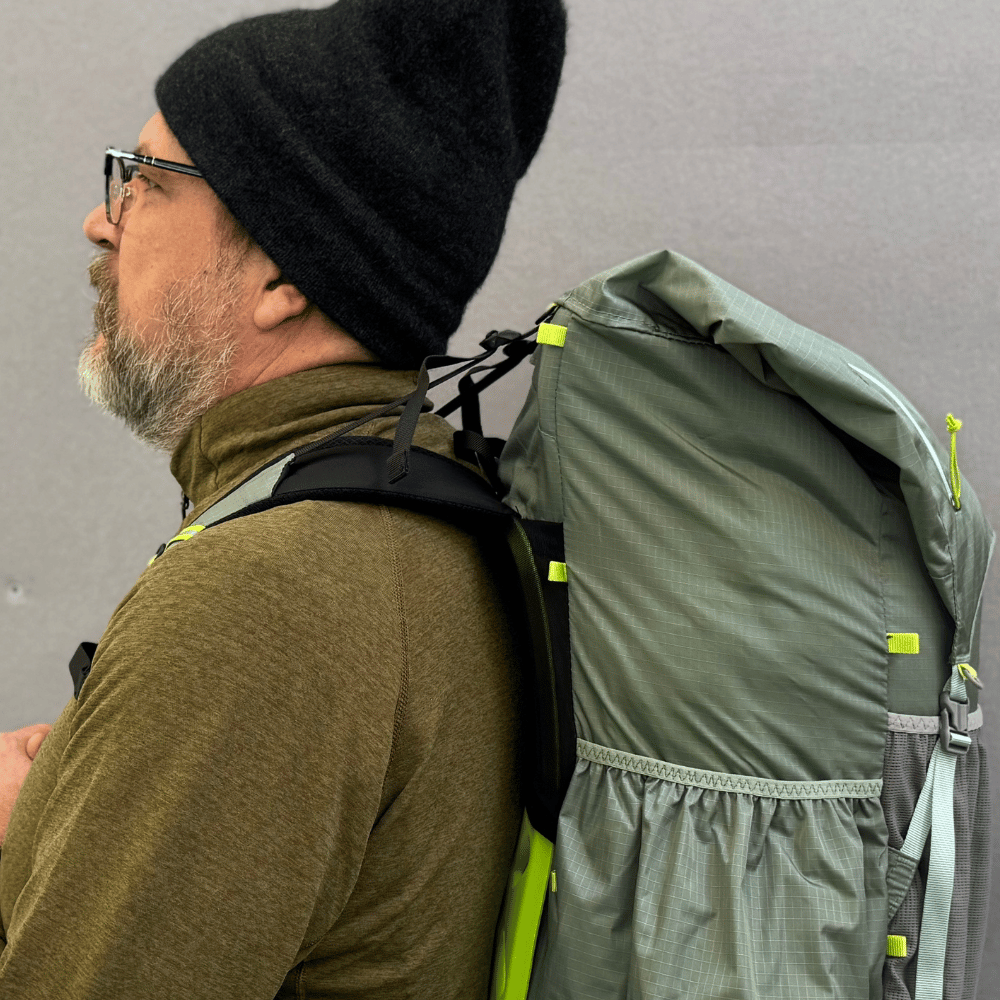 Detailansicht des richtigesn Sitzes der Schultergurte und Lastkontrollriemen beim Gossamer Gear Mariposa
